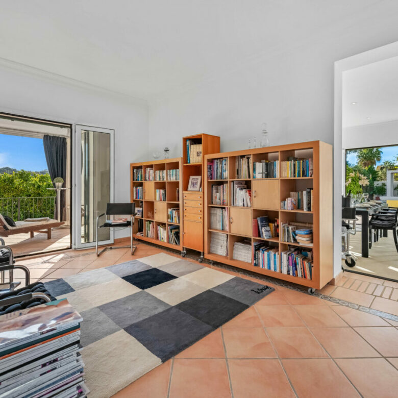 FOR SALE 🏡 Exceptional Andalusian Family Villa – Zona F, Sotogrande