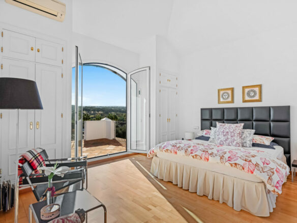 FOR SALE 🏡 Exceptional Andalusian Family Villa – Zona F, Sotogrande