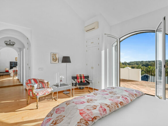 FOR SALE 🏡 Exceptional Andalusian Family Villa – Zona F, Sotogrande