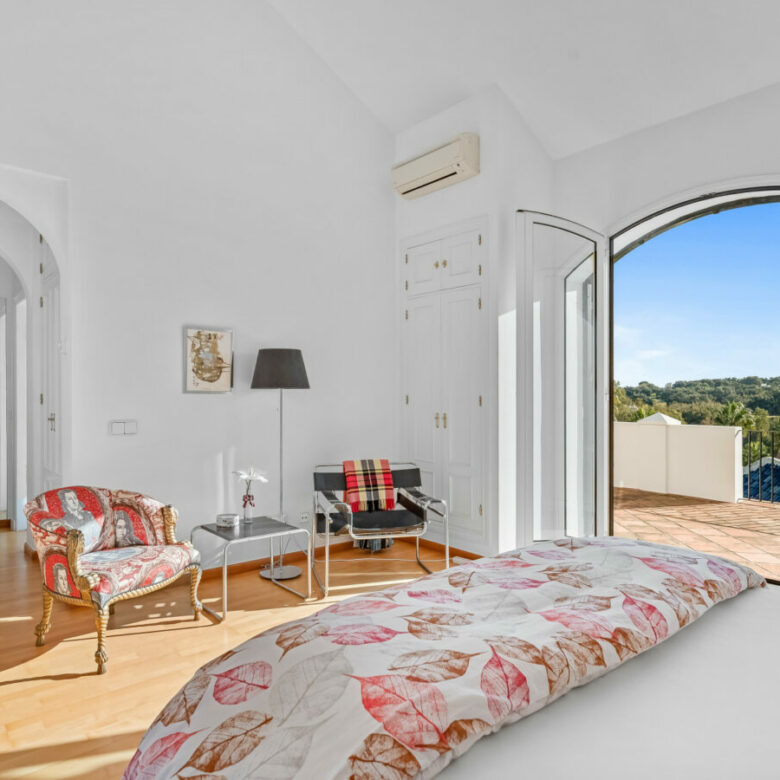 FOR SALE 🏡 Exceptional Andalusian Family Villa – Zona F, Sotogrande