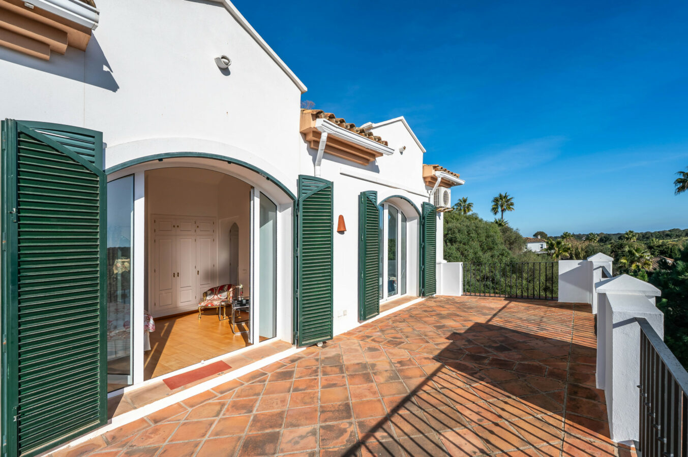 FOR SALE 🏡 Exceptional Andalusian Family Villa – Zona F, Sotogrande