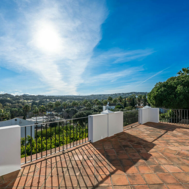 FOR SALE 🏡 Exceptional Andalusian Family Villa – Zona F, Sotogrande