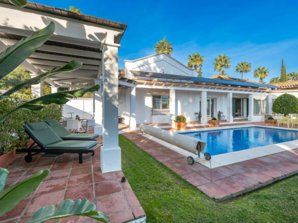 FOR SALE 🏡 Exceptional Andalusian Family Villa – Zona F, Sotogrande