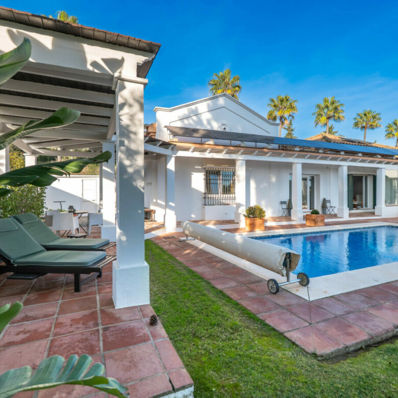 FOR SALE 🏡 Exceptional Andalusian Family Villa – Zona F, Sotogrande