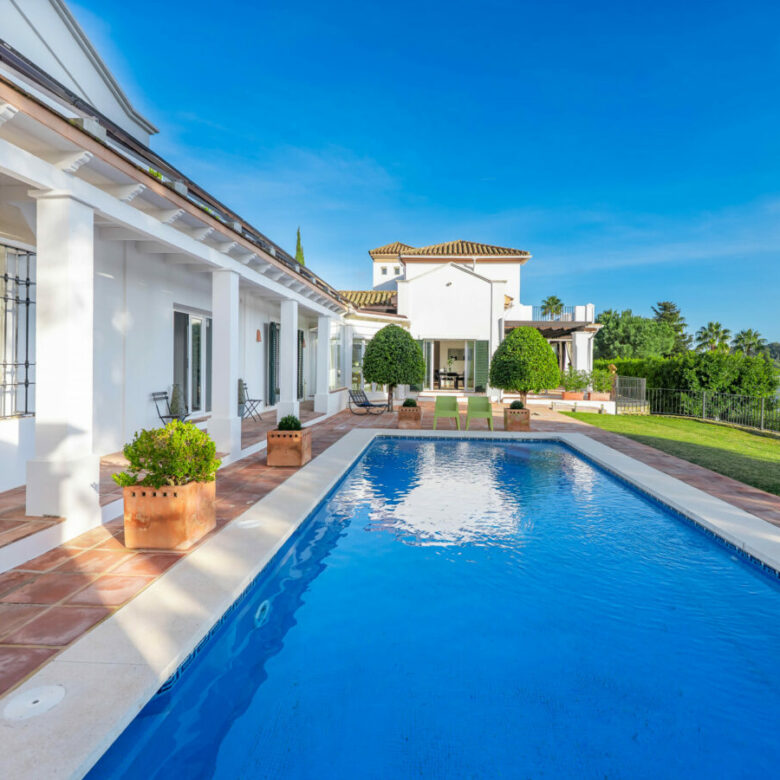 FOR SALE 🏡 Exceptional Andalusian Family Villa – Zona F, Sotogrande