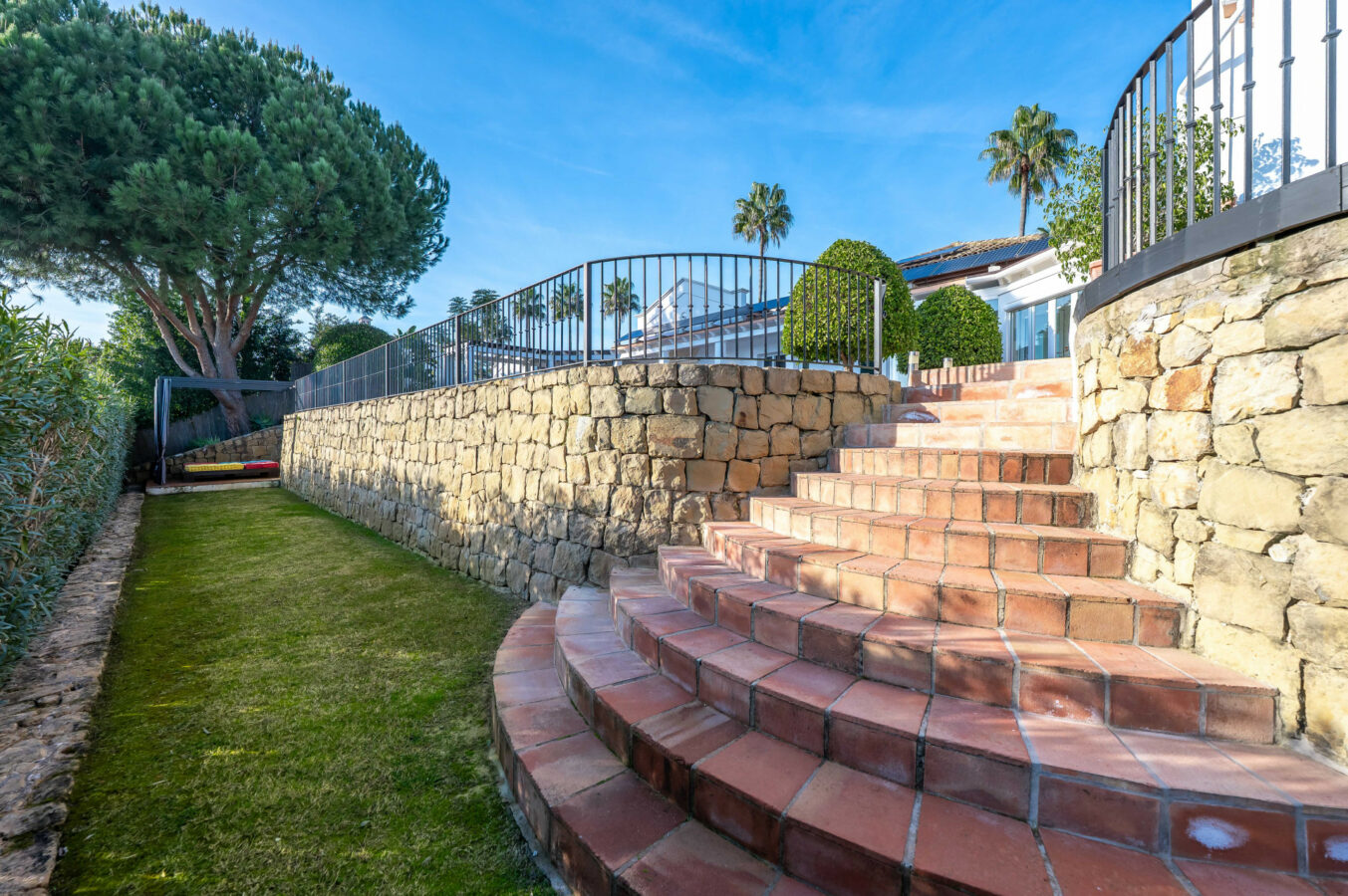 FOR SALE 🏡 Exceptional Andalusian Family Villa – Zona F, Sotogrande