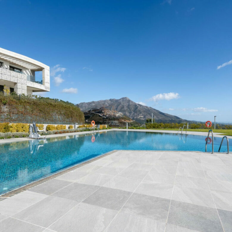 FOR SALE 🏡 Exceptional 3-Bedroom Apartment with Panoramic Sea Views – Real de La Quinta, Benahavís, Marbella