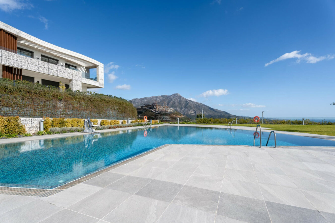 FOR SALE 🏡 Exceptional 3-Bedroom Apartment with Panoramic Sea Views – Real de La Quinta, Benahavís, Marbella