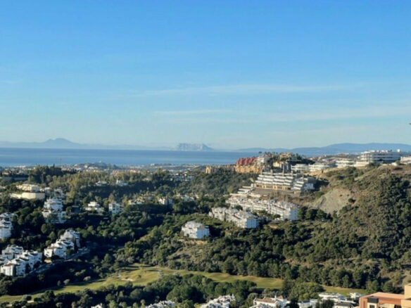 FOR SALE 🏡 Exceptional 3-Bedroom Apartment with Panoramic Sea Views – Real de La Quinta, Benahavís, Marbella