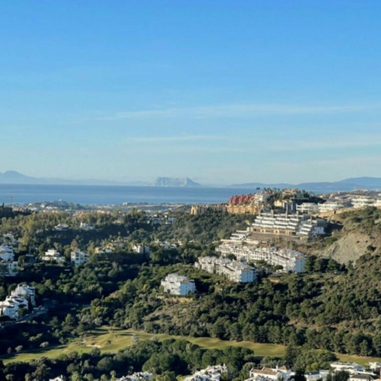 FOR SALE 🏡 Exceptional 3-Bedroom Apartment with Panoramic Sea Views – Real de La Quinta, Benahavís, Marbella