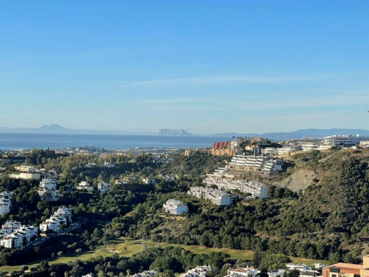FOR SALE 🏡 Exceptional 3-Bedroom Apartment with Panoramic Sea Views – Real de La Quinta, Benahavís, Marbella