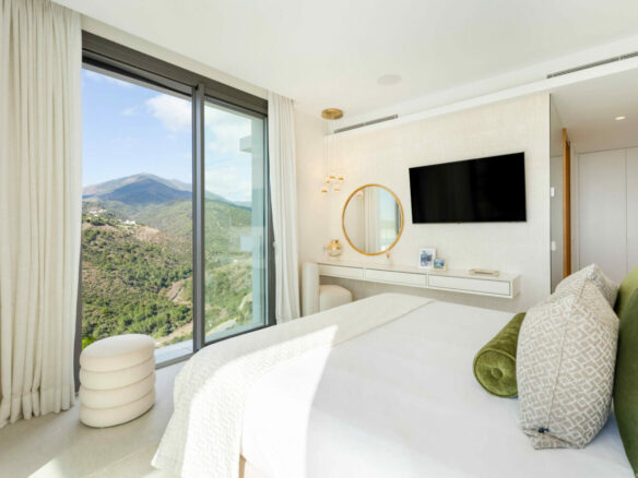 FOR SALE 🏡 Exceptional 3-Bedroom Apartment with Panoramic Sea Views – Real de La Quinta, Benahavís, Marbella