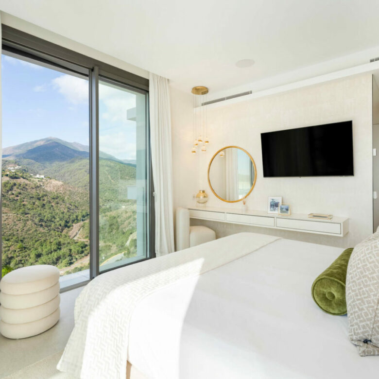 FOR SALE 🏡 Exceptional 3-Bedroom Apartment with Panoramic Sea Views – Real de La Quinta, Benahavís, Marbella