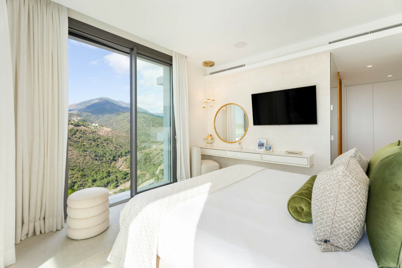 FOR SALE 🏡 Exceptional 3-Bedroom Apartment with Panoramic Sea Views – Real de La Quinta, Benahavís, Marbella