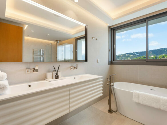 FOR SALE 🏡 Exceptional 3-Bedroom Apartment with Panoramic Sea Views – Real de La Quinta, Benahavís, Marbella