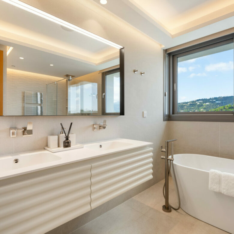 FOR SALE 🏡 Exceptional 3-Bedroom Apartment with Panoramic Sea Views – Real de La Quinta, Benahavís, Marbella
