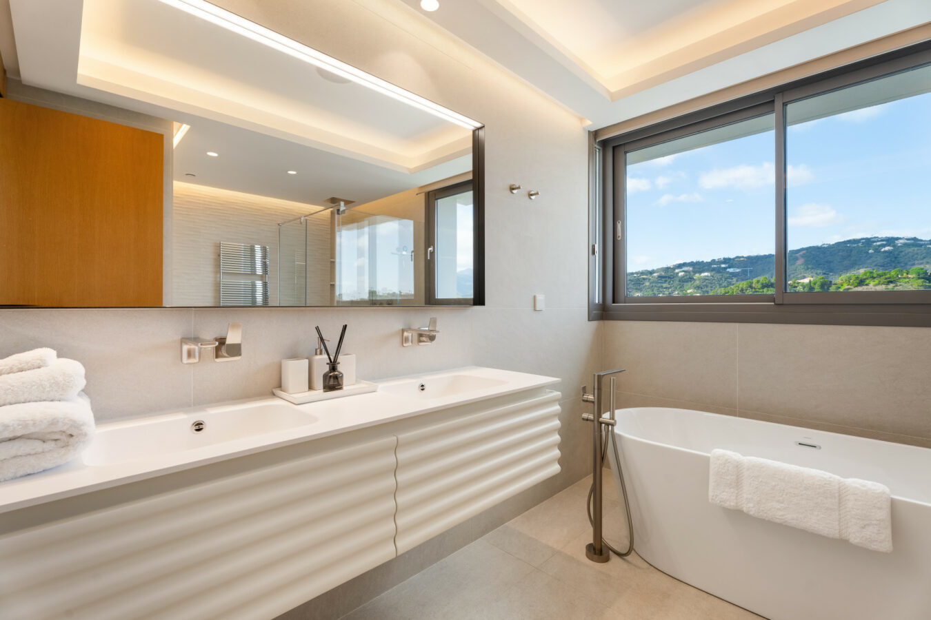 FOR SALE 🏡 Exceptional 3-Bedroom Apartment with Panoramic Sea Views – Real de La Quinta, Benahavís, Marbella