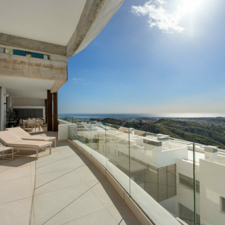 FOR SALE 🏡 Exceptional 3-Bedroom Apartment with Panoramic Sea Views – Real de La Quinta, Benahavís, Marbella