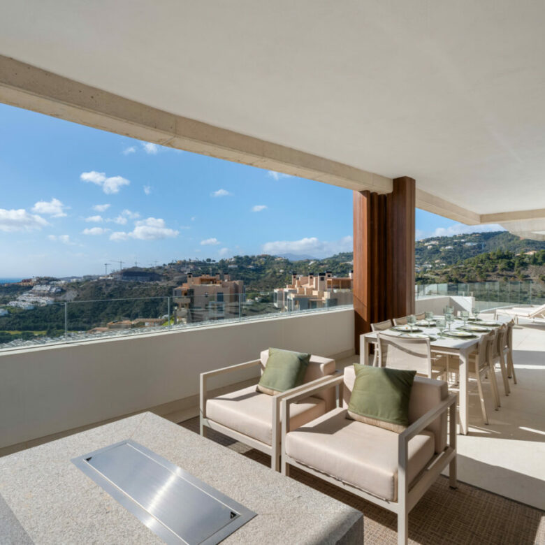 FOR SALE 🏡 Exceptional 3-Bedroom Apartment with Panoramic Sea Views – Real de La Quinta, Benahavís, Marbella