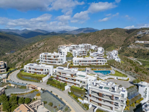 FOR SALE 🏡 Exceptional 3-Bedroom Apartment with Panoramic Sea Views – Real de La Quinta, Benahavís, Marbella