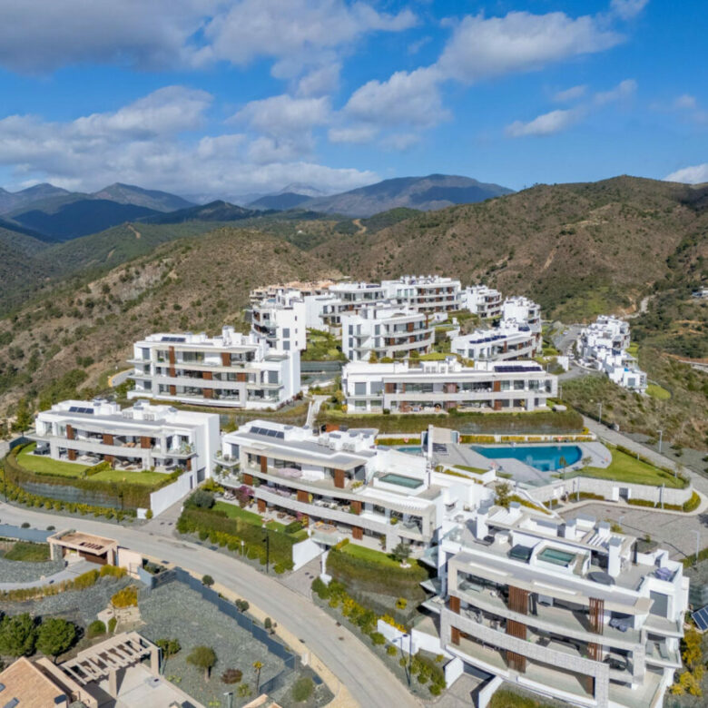 FOR SALE 🏡 Exceptional 3-Bedroom Apartment with Panoramic Sea Views – Real de La Quinta, Benahavís, Marbella
