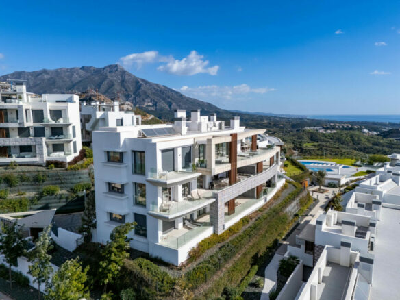 FOR SALE 🏡 Exceptional 3-Bedroom Apartment with Panoramic Sea Views – Real de La Quinta, Benahavís, Marbella