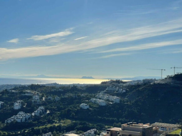 FOR SALE 🏡 Exceptional 3-Bedroom Apartment with Panoramic Sea Views – Real de La Quinta, Benahavís, Marbella