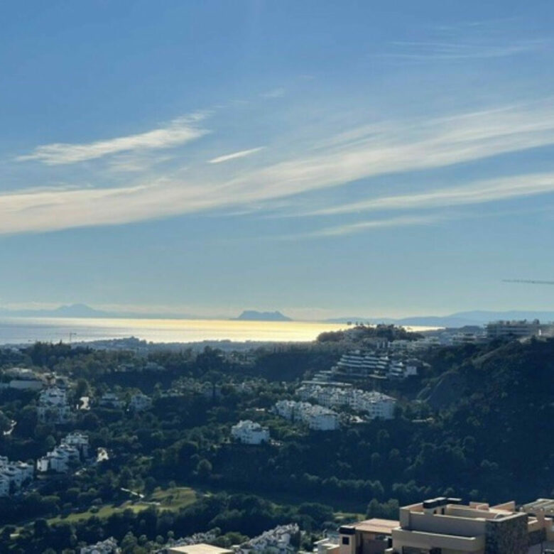 FOR SALE 🏡 Exceptional 3-Bedroom Apartment with Panoramic Sea Views – Real de La Quinta, Benahavís, Marbella