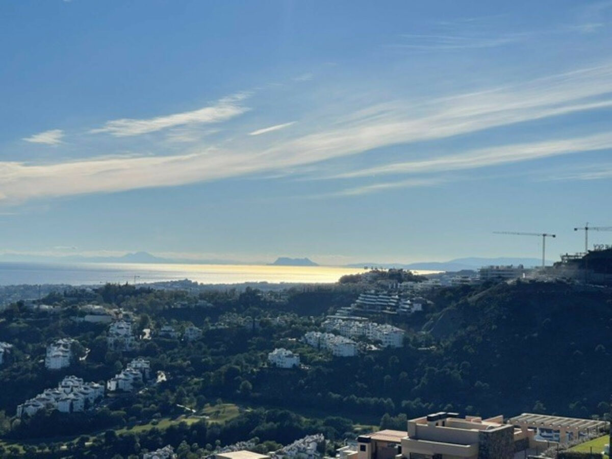 FOR SALE 🏡 Exceptional 3-Bedroom Apartment with Panoramic Sea Views – Real de La Quinta, Benahavís, Marbella