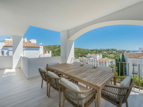 FOR SALE 🏡 Bright 3-Bedroom Apartment with Sea & Golf Views – Altos de La Quinta, Benahavís