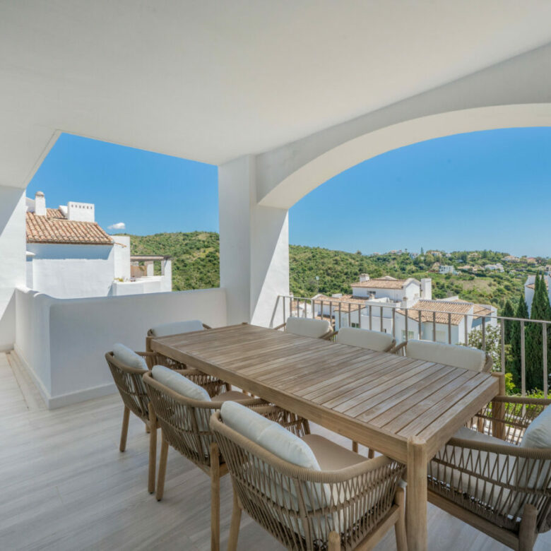 FOR SALE 🏡 Bright 3-Bedroom Apartment with Sea & Golf Views – Altos de La Quinta, Benahavís