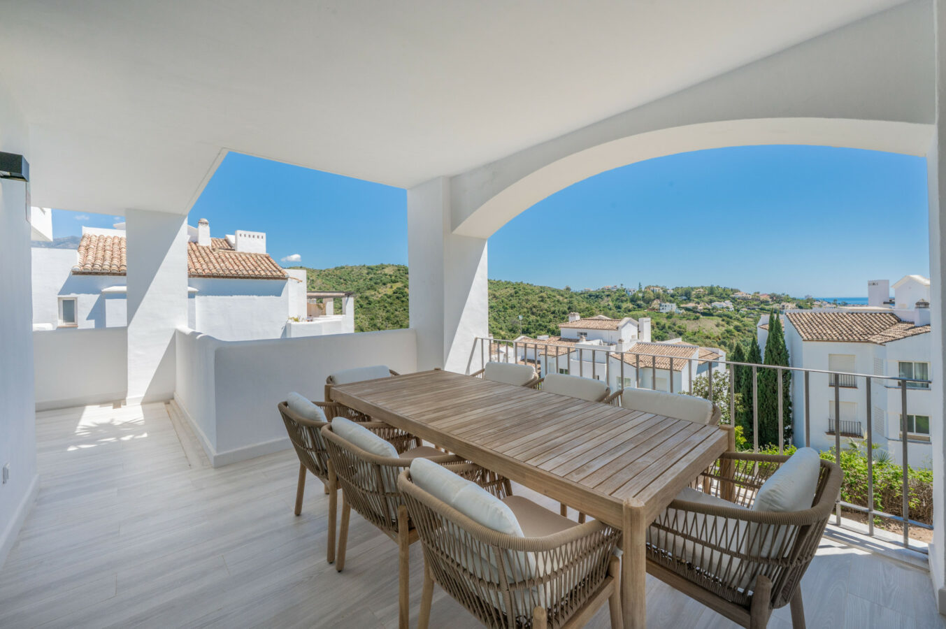 FOR SALE 🏡 Bright 3-Bedroom Apartment with Sea & Golf Views – Altos de La Quinta, Benahavís