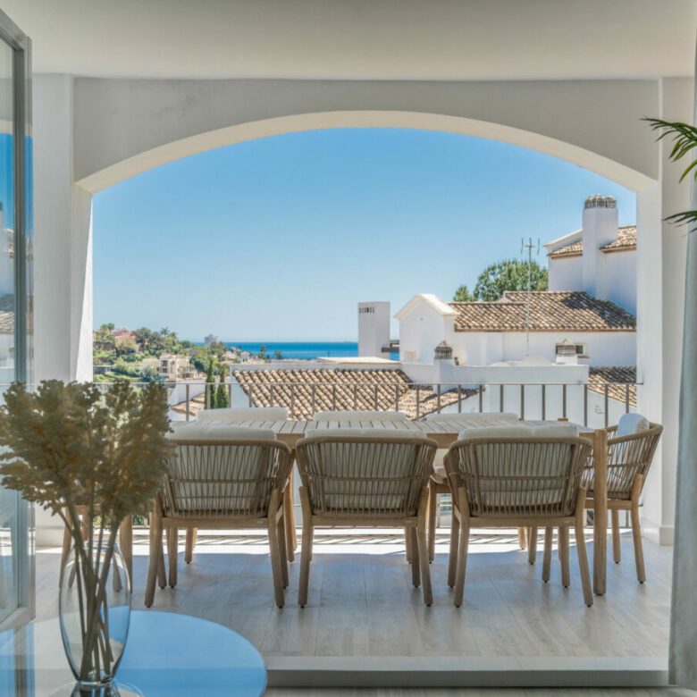 FOR SALE 🏡 Bright 3-Bedroom Apartment with Sea & Golf Views – Altos de La Quinta, Benahavís