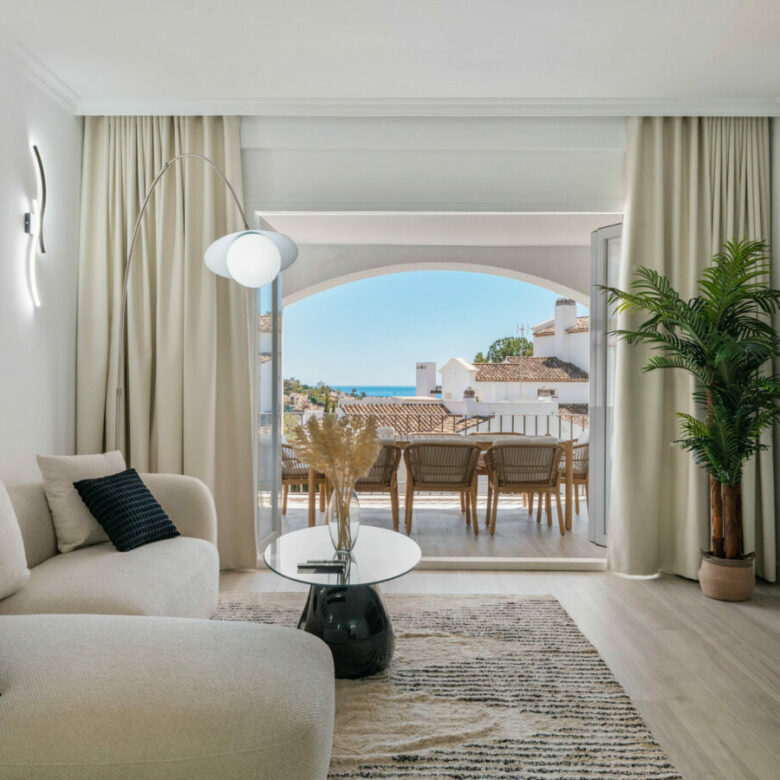 FOR SALE 🏡 Bright 3-Bedroom Apartment with Sea & Golf Views – Altos de La Quinta, Benahavís