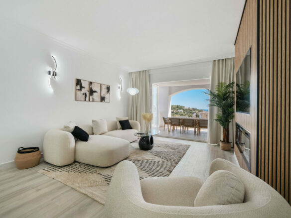 FOR SALE 🏡 Bright 3-Bedroom Apartment with Sea & Golf Views – Altos de La Quinta, Benahavís