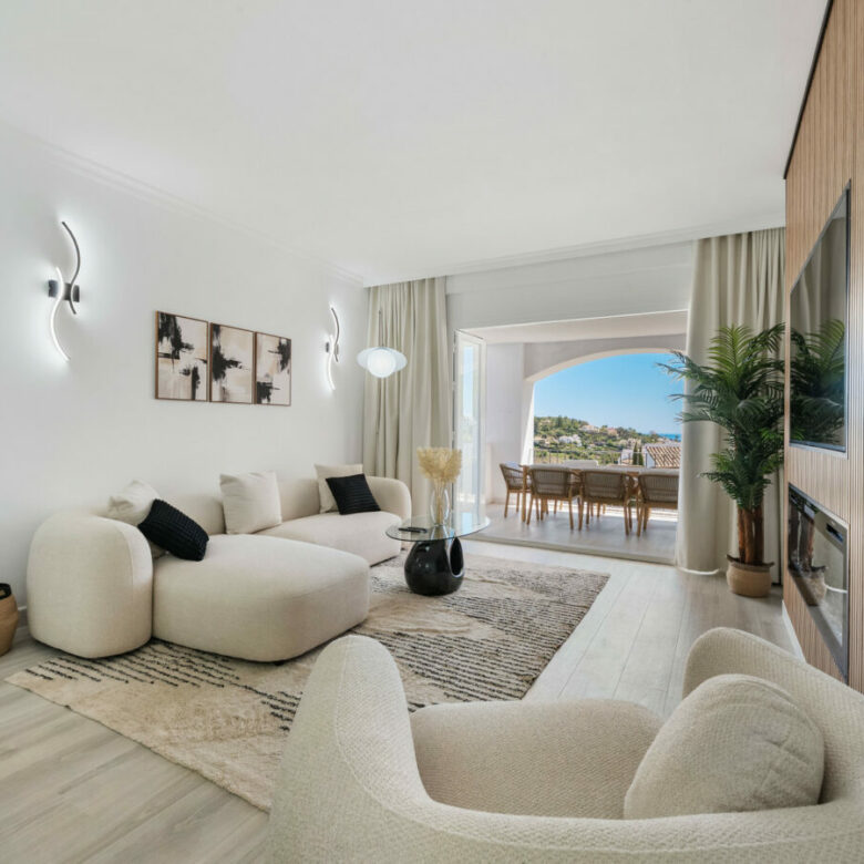 FOR SALE 🏡 Bright 3-Bedroom Apartment with Sea & Golf Views – Altos de La Quinta, Benahavís