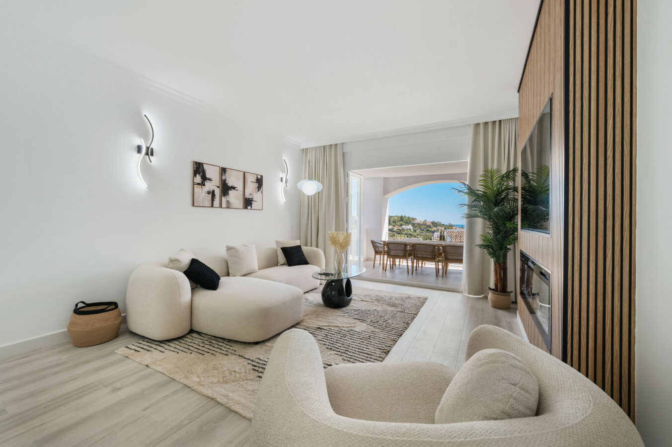 FOR SALE 🏡 Bright 3-Bedroom Apartment with Sea & Golf Views – Altos de La Quinta, Benahavís