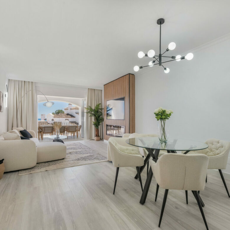 FOR SALE 🏡 Bright 3-Bedroom Apartment with Sea & Golf Views – Altos de La Quinta, Benahavís