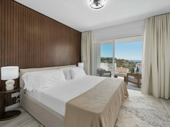 FOR SALE 🏡 Bright 3-Bedroom Apartment with Sea & Golf Views – Altos de La Quinta, Benahavís