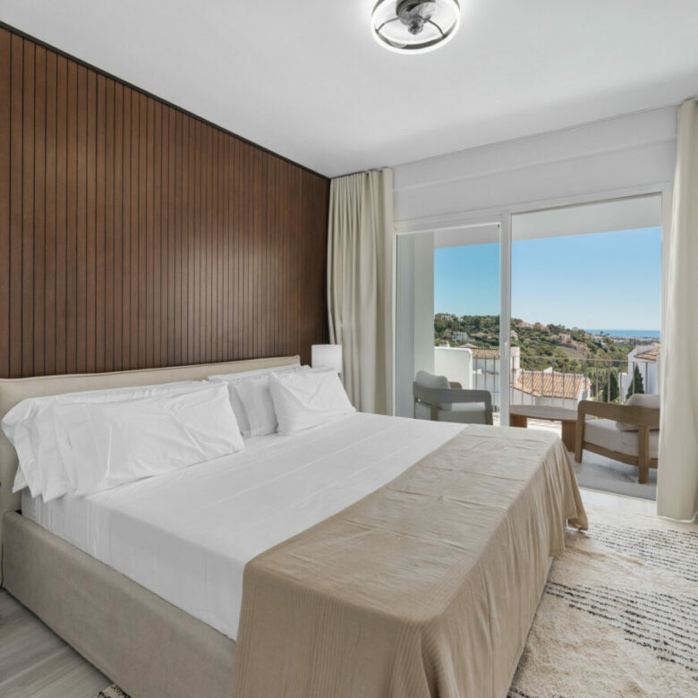 FOR SALE 🏡 Bright 3-Bedroom Apartment with Sea & Golf Views – Altos de La Quinta, Benahavís