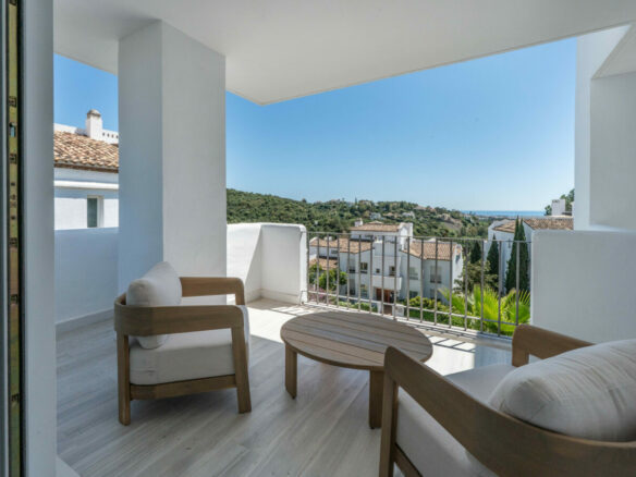 FOR SALE 🏡 Bright 3-Bedroom Apartment with Sea & Golf Views – Altos de La Quinta, Benahavís