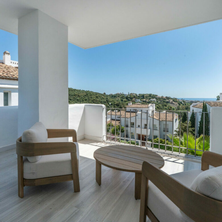 FOR SALE 🏡 Bright 3-Bedroom Apartment with Sea & Golf Views – Altos de La Quinta, Benahavís