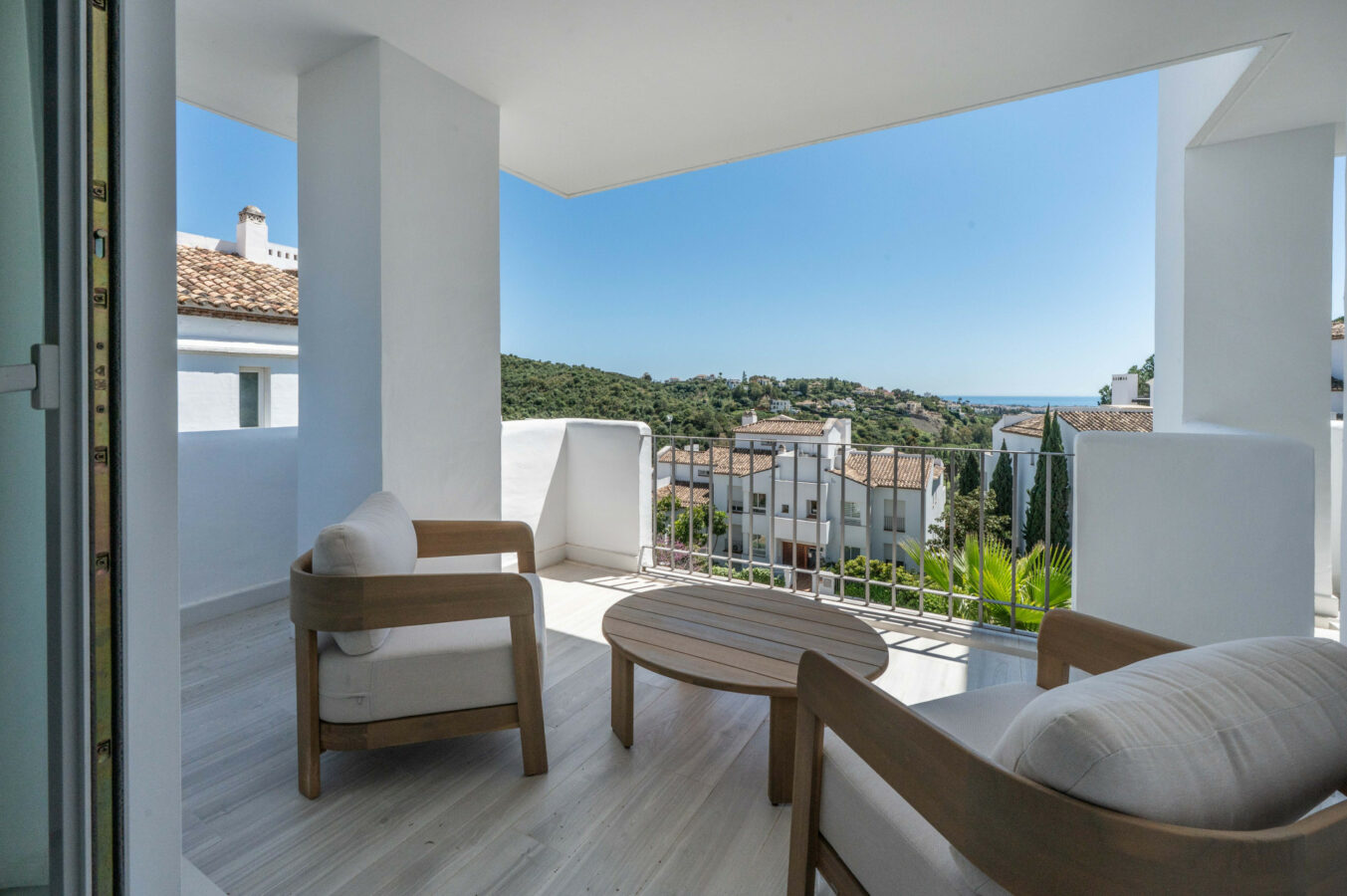 FOR SALE 🏡 Bright 3-Bedroom Apartment with Sea & Golf Views – Altos de La Quinta, Benahavís