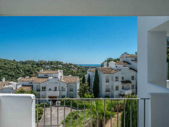 FOR SALE 🏡 Bright 3-Bedroom Apartment with Sea & Golf Views – Altos de La Quinta, Benahavís