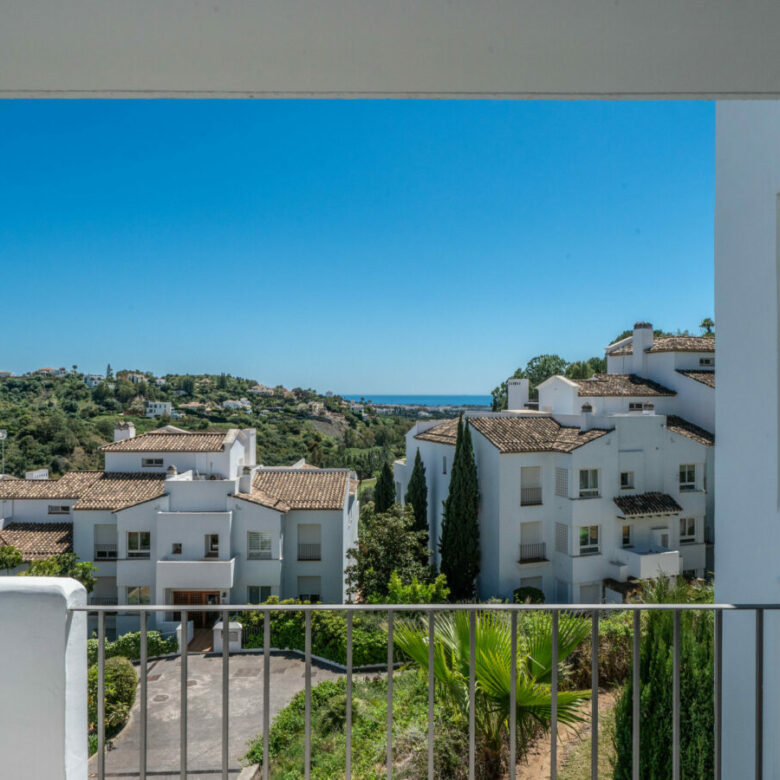 FOR SALE 🏡 Bright 3-Bedroom Apartment with Sea & Golf Views – Altos de La Quinta, Benahavís