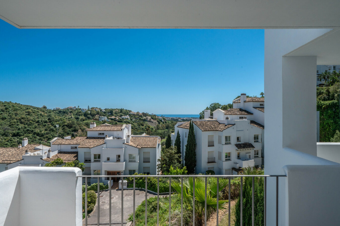 FOR SALE 🏡 Bright 3-Bedroom Apartment with Sea & Golf Views – Altos de La Quinta, Benahavís