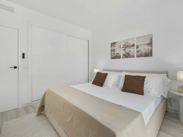 FOR SALE 🏡 Bright 3-Bedroom Apartment with Sea & Golf Views – Altos de La Quinta, Benahavís