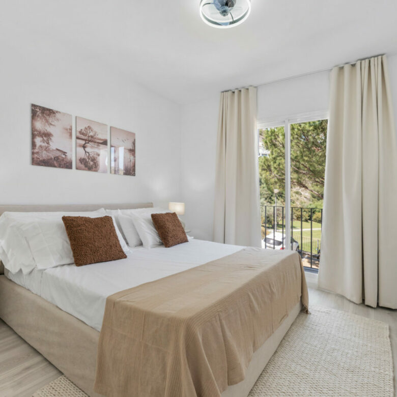 FOR SALE 🏡 Bright 3-Bedroom Apartment with Sea & Golf Views – Altos de La Quinta, Benahavís