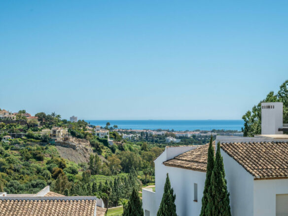 FOR SALE 🏡 Bright 3-Bedroom Apartment with Sea & Golf Views – Altos de La Quinta, Benahavís