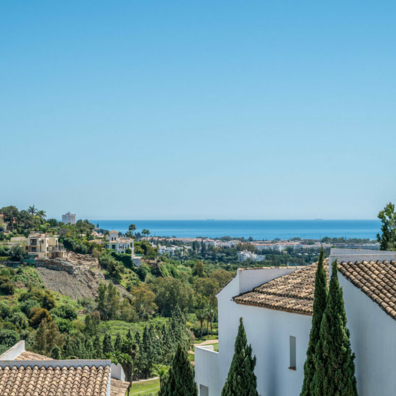 FOR SALE 🏡 Bright 3-Bedroom Apartment with Sea & Golf Views – Altos de La Quinta, Benahavís